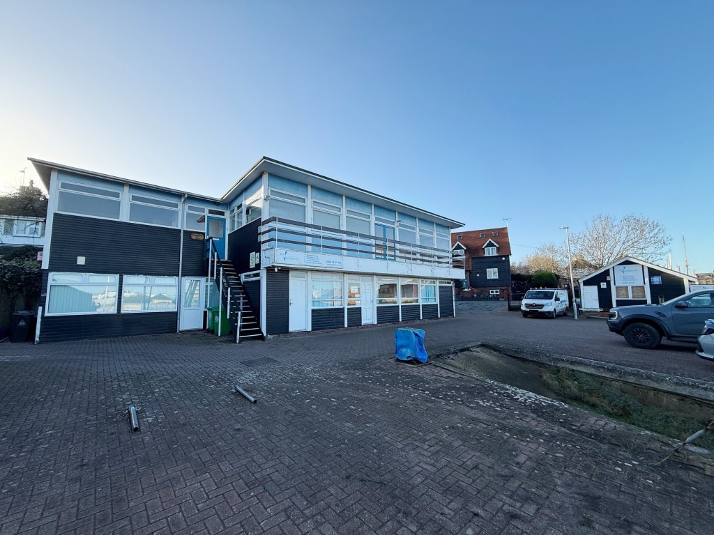 Lot: 18 - MIXED USE PREMISES WITH POTENTIAL ON QUAYSIDE - Office, Flat and Store building with parking and slipway